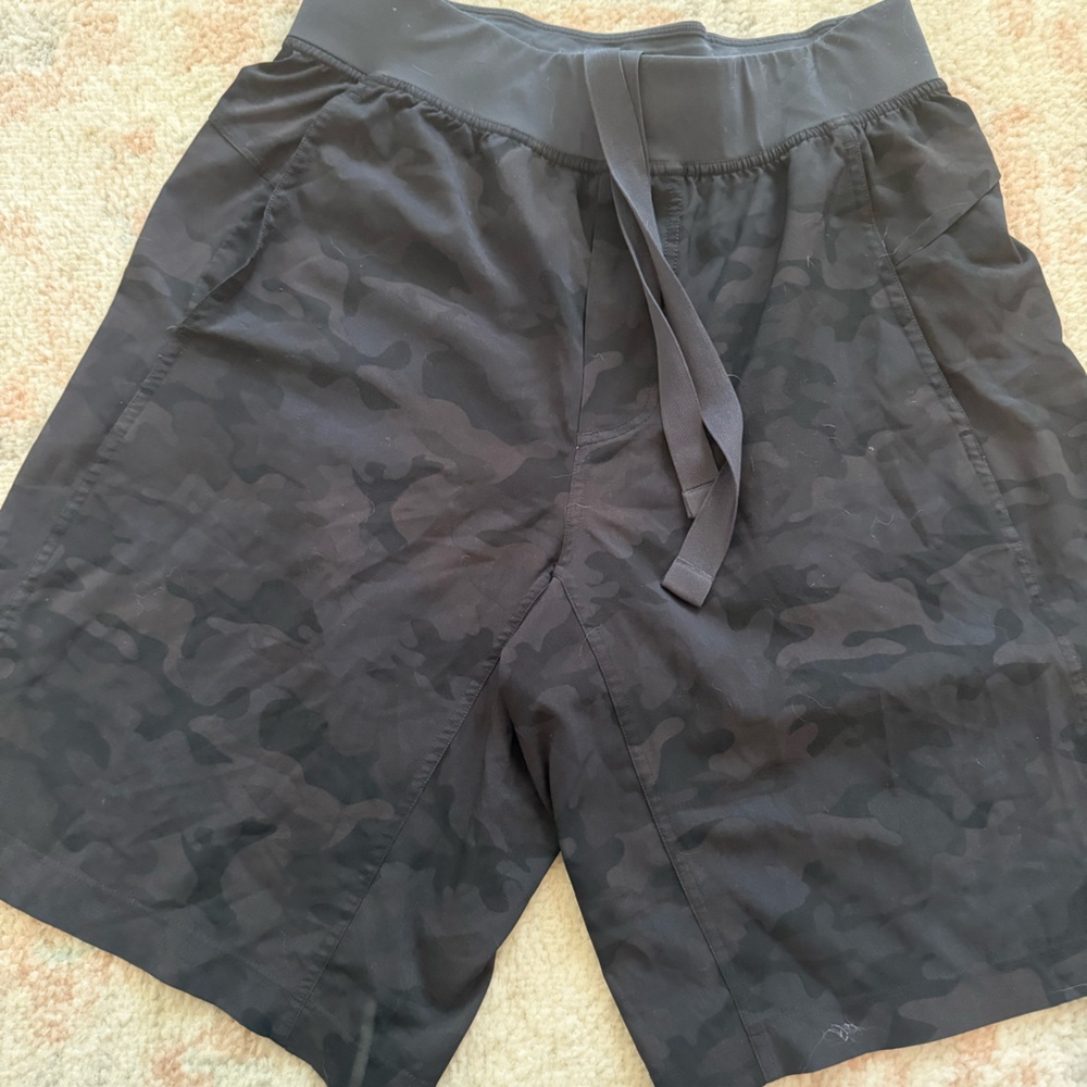 Men’s like new lululemon THE linerless 11” shorts